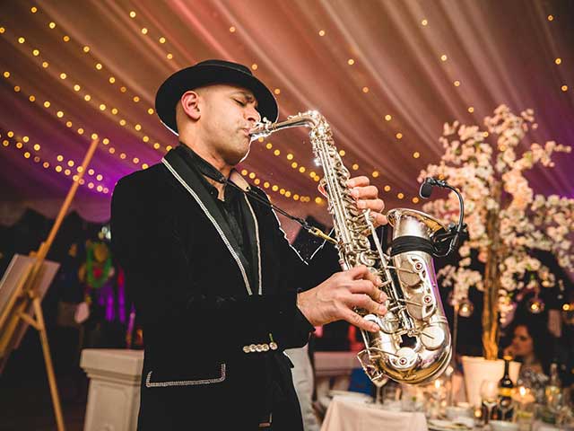 Réserver un saxophoniste ? Evenses propose des saxophonistes